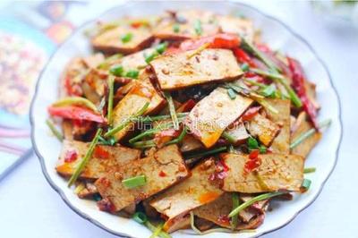 芹菜炒香干与鸡肉零食的健康美食之旅